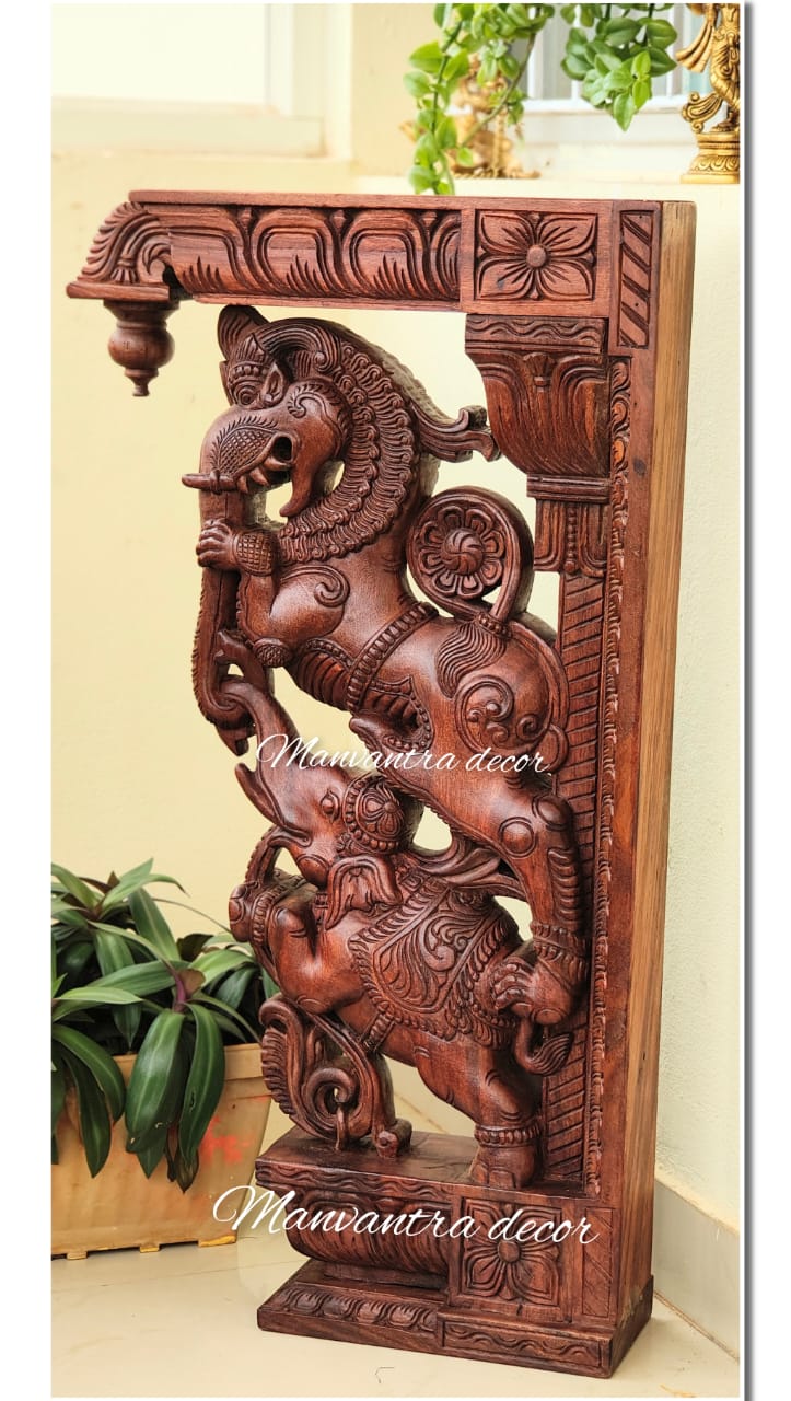 Wooden wall corbels with Yalli design