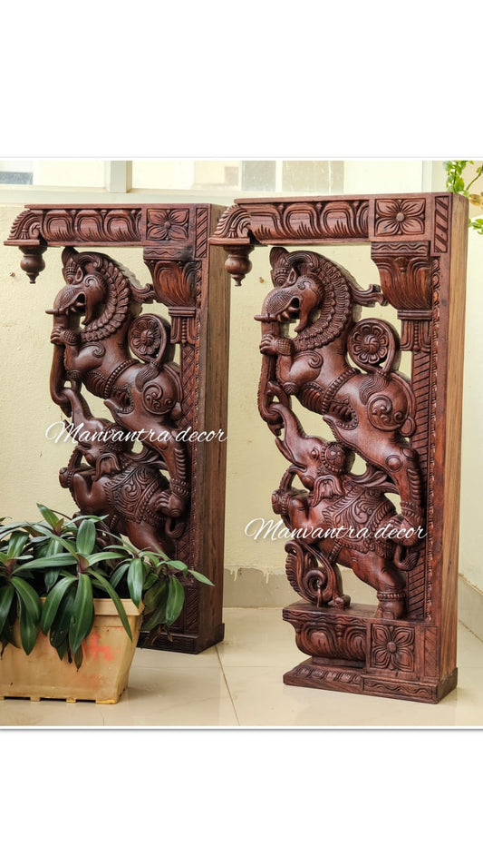 Wooden wall corbels with Yalli design