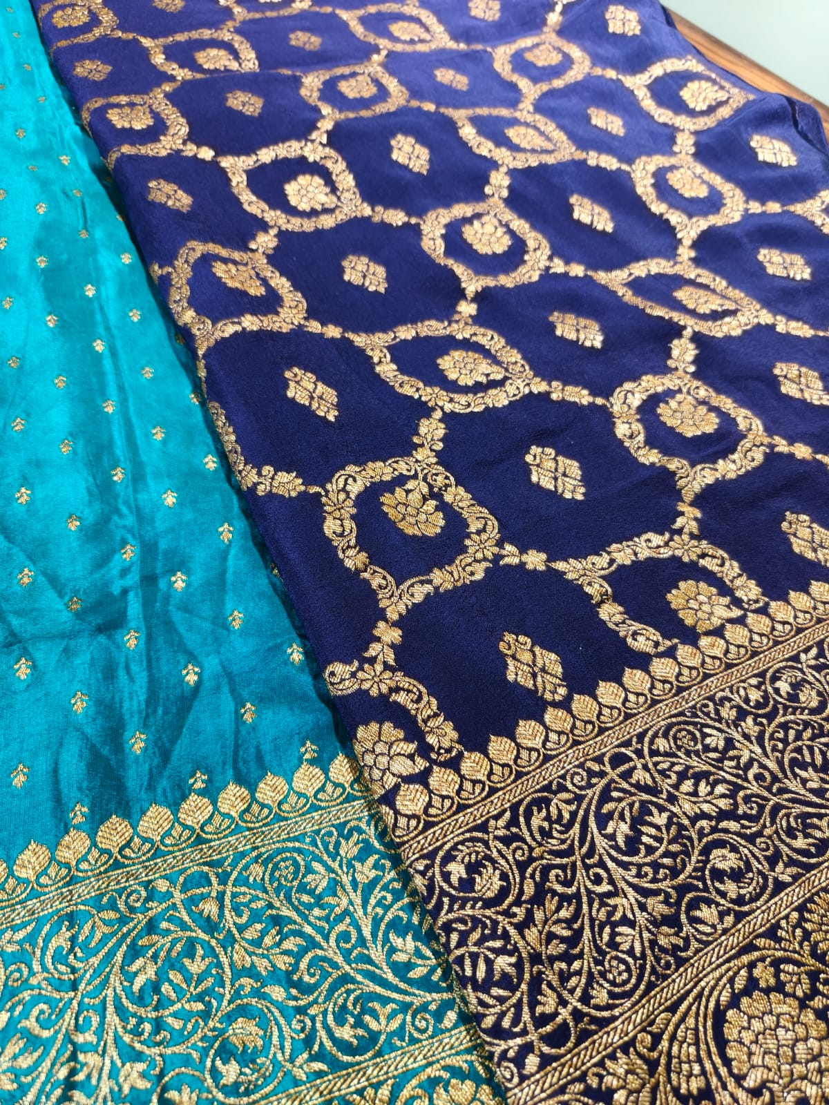 Pure crepe dual tone blue silk saree in sheer, and breathable silk hand woven from 100% mulberry silk and pure zari