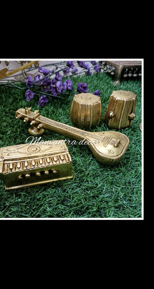 Musical instruments set