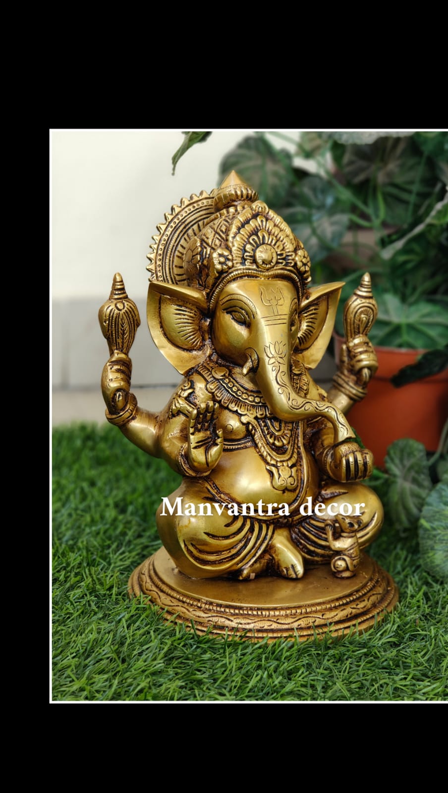 Ganesha idol with round base in pure brass