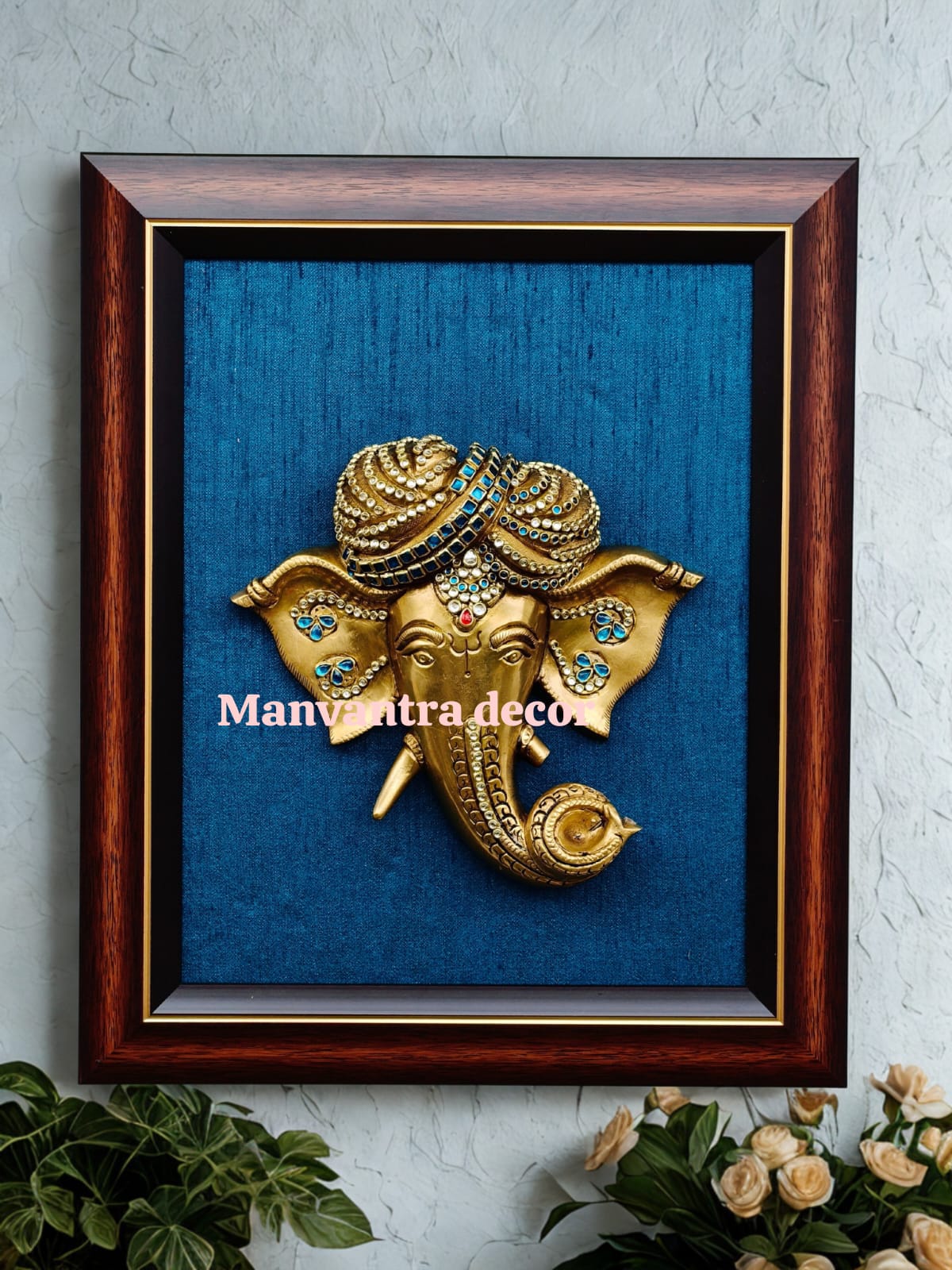 Ganesha with turban embellished with stonework.
Frame with raw silk cloth.